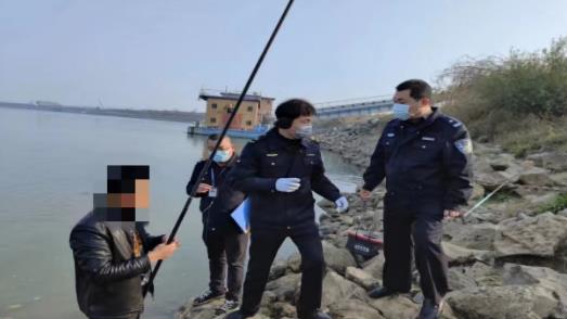 仙桃市生態環境保護綜合執法支隊對多起在漢江飲用水水源地一級保護區垂釣案件進行查處