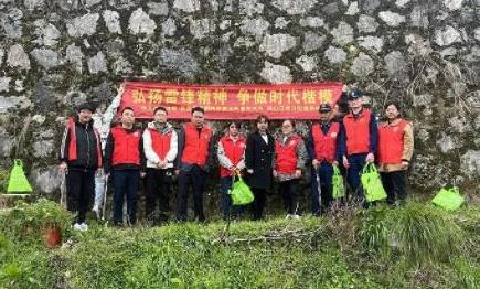景德鎮(zhèn)市生態(tài)環(huán)境局開展“弘揚(yáng)雷鋒精神爭做時(shí)代楷?！敝黝}黨日活動(dòng)